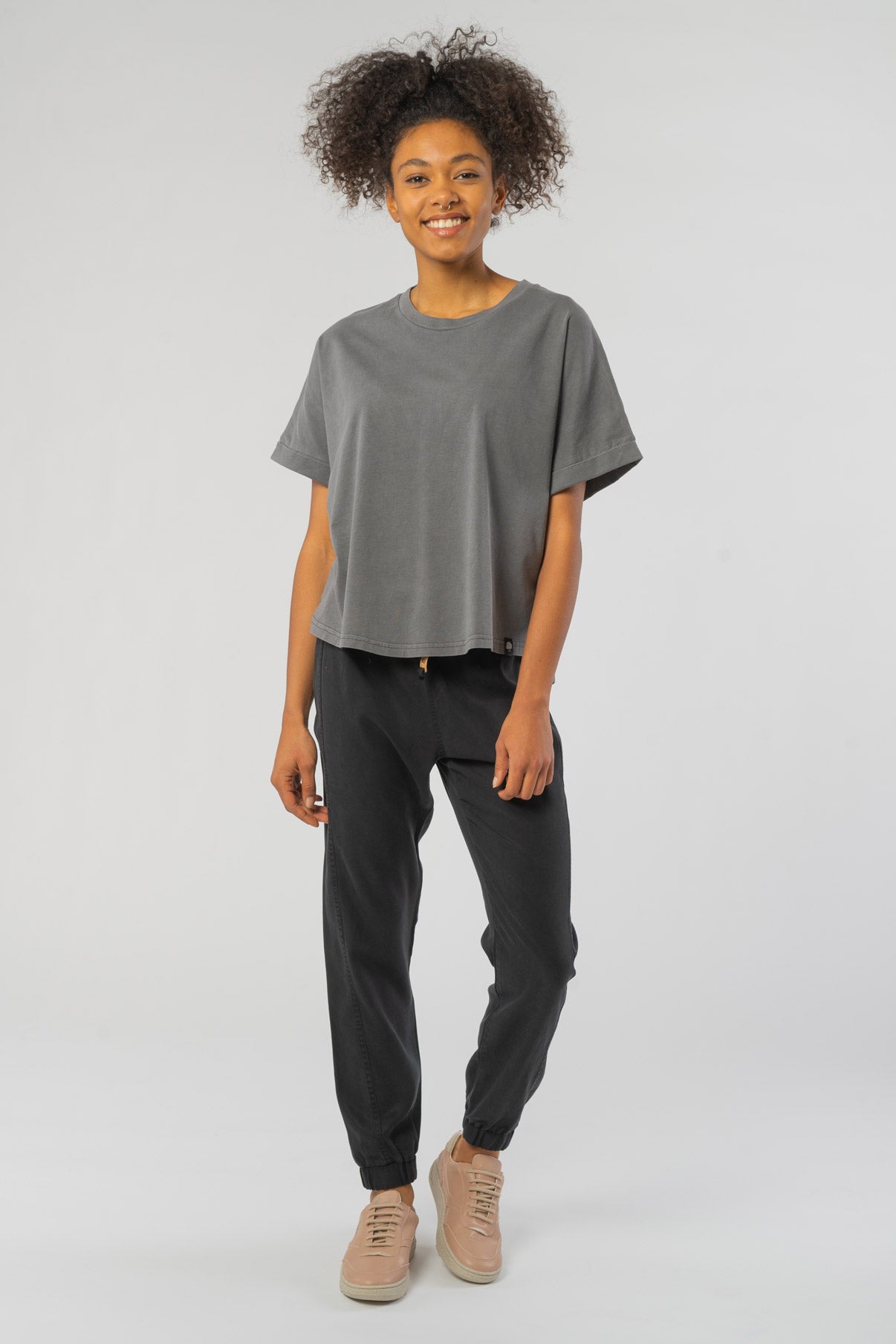 W-STTW068-Relaxed-Vintage-T-Shirt-aus-Bio-Baumwolle-Fair-Trade-T-Shirt-Unisex-MEISSA-Garment-Dyed-Mid-Anthracite-Vorne4