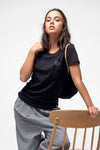 W-STTW172-Basic-T-Shirt-aus-Bio-Baumwolle-Bedrucktes-Design-Baummensch-Black-Model