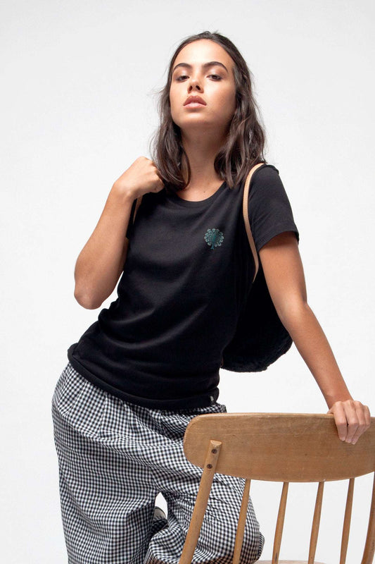 W-STTW172-Basic-T-Shirt-aus-Bio-Baumwolle-Bedrucktes-Design-Baummensch-Black-Model