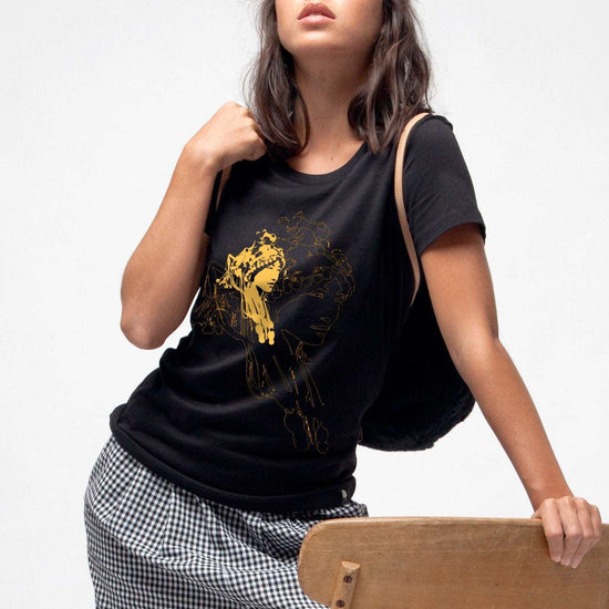 W-STTW172-Basic-T-Shirt-aus-Bio-Baumwolle-Bedrucktes-Design-CASSIMA-Asian-Woman-Black-Model
