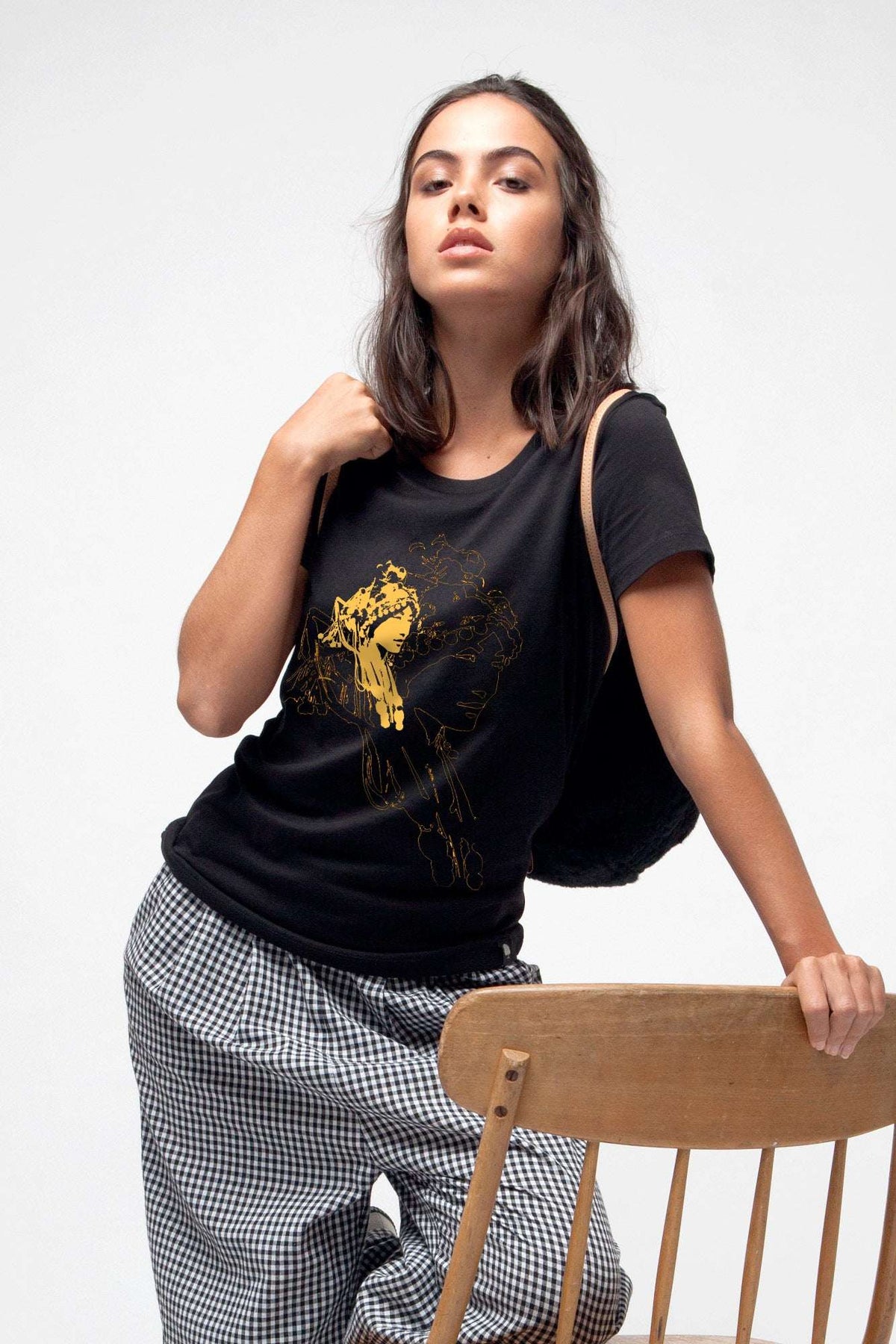 W-STTW172-Basic-T-Shirt-aus-Bio-Baumwolle-Bedrucktes-Design-CASSIMA-Asian-Woman-Black-Model