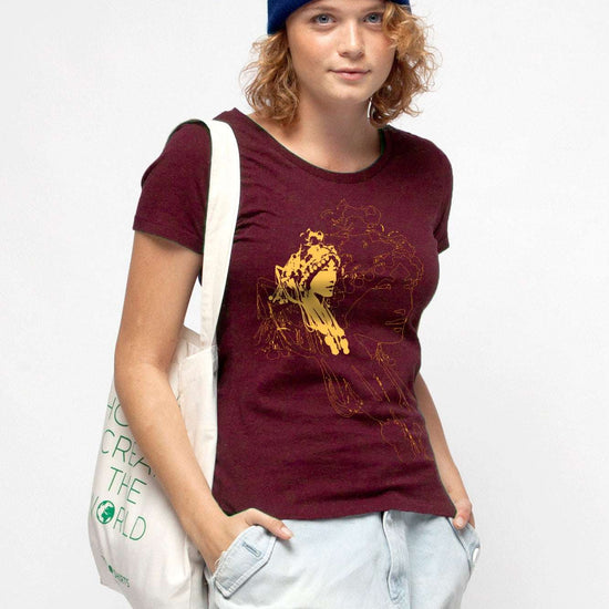 W-STTW172-Basic-T-Shirt-aus-Bio-Baumwolle-Bedrucktes-Design-CASSIMA-Asian-Woman-Burgundy-Model