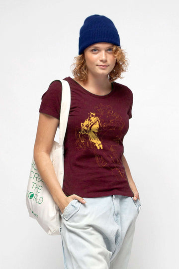 W-STTW172-Basic-T-Shirt-aus-Bio-Baumwolle-Bedrucktes-Design-CASSIMA-Asian-Woman-Burgundy-Model
