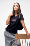 W-STTW172-Basic-T-Shirt-aus-Bio-Baumwolle-Bedrucktes-Design-CASSIMA-Global-Spirit-Model
