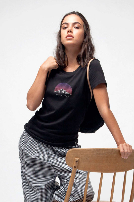 W-STTW172-Basic-T-Shirt-aus-Bio-Baumwolle-Bedrucktes-Design-CASSIMA-Global-Spirit-Model