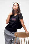 W-STTW172-Basic-T-Shirt-aus-Bio-Baumwolle-Bedrucktes-Design-CASSIMA-Global-Spirit-Model