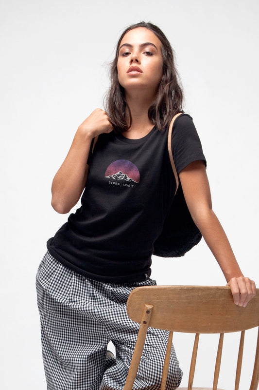 W-STTW172-Basic-T-Shirt-aus-Bio-Baumwolle-Bedrucktes-Design-CASSIMA-Global-Spirit-Model