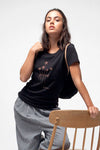 W-STTW172-Basic-T-Shirt-aus-Bio-Baumwolle-Bedrucktes-Design-CASSIMA-Grow-Black-Model