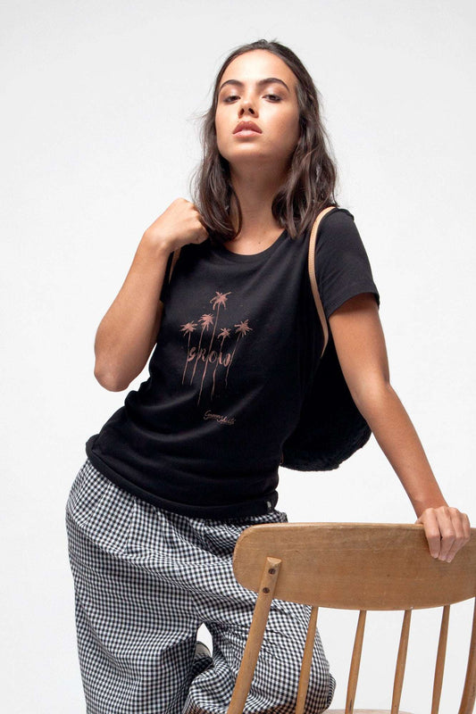 W-STTW172-Basic-T-Shirt-aus-Bio-Baumwolle-Bedrucktes-Design-CASSIMA-Grow-Black-Model