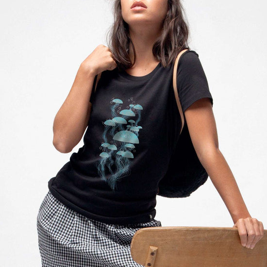 W-STTW172-Basic-T-Shirt-aus-Bio-Baumwolle-Bedrucktes-Design-CASSIMA-Jelly-Black-Model