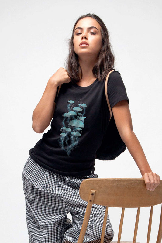 W-STTW172-Basic-T-Shirt-aus-Bio-Baumwolle-Bedrucktes-Design-CASSIMA-Jelly-Black-Model