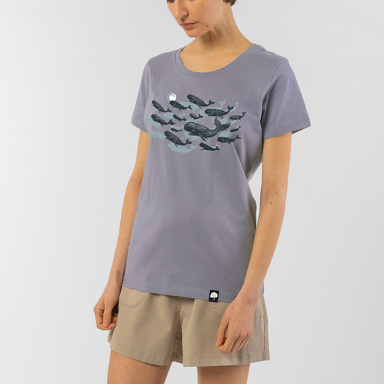 W-STTW172-Basic-T-Shirt-aus-Bio-Baumwolle-Bedrucktes-Design-CASSIMA-Leviathan-Lavender-Model