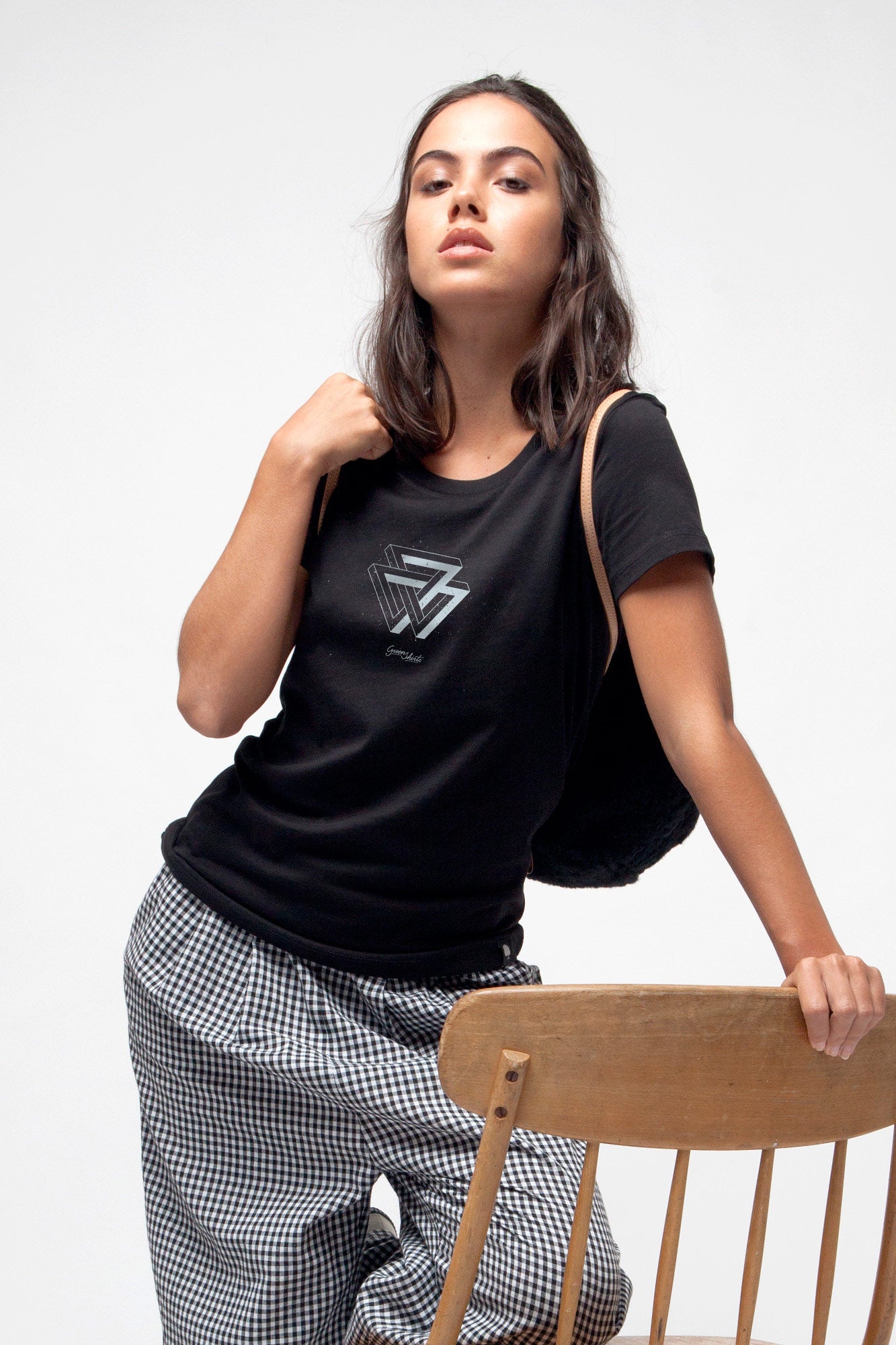 W-STTW172-Basic-T-Shirt-aus-Bio-Baumwolle-Bedrucktes-Design-CASSIMA-Triangle-Black-Model