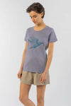 W-STTW172-Basic-T-Shirt-aus-Bio-Baumwolle-Bedrucktes-Design-Freedom-Bird-Lavender-Model