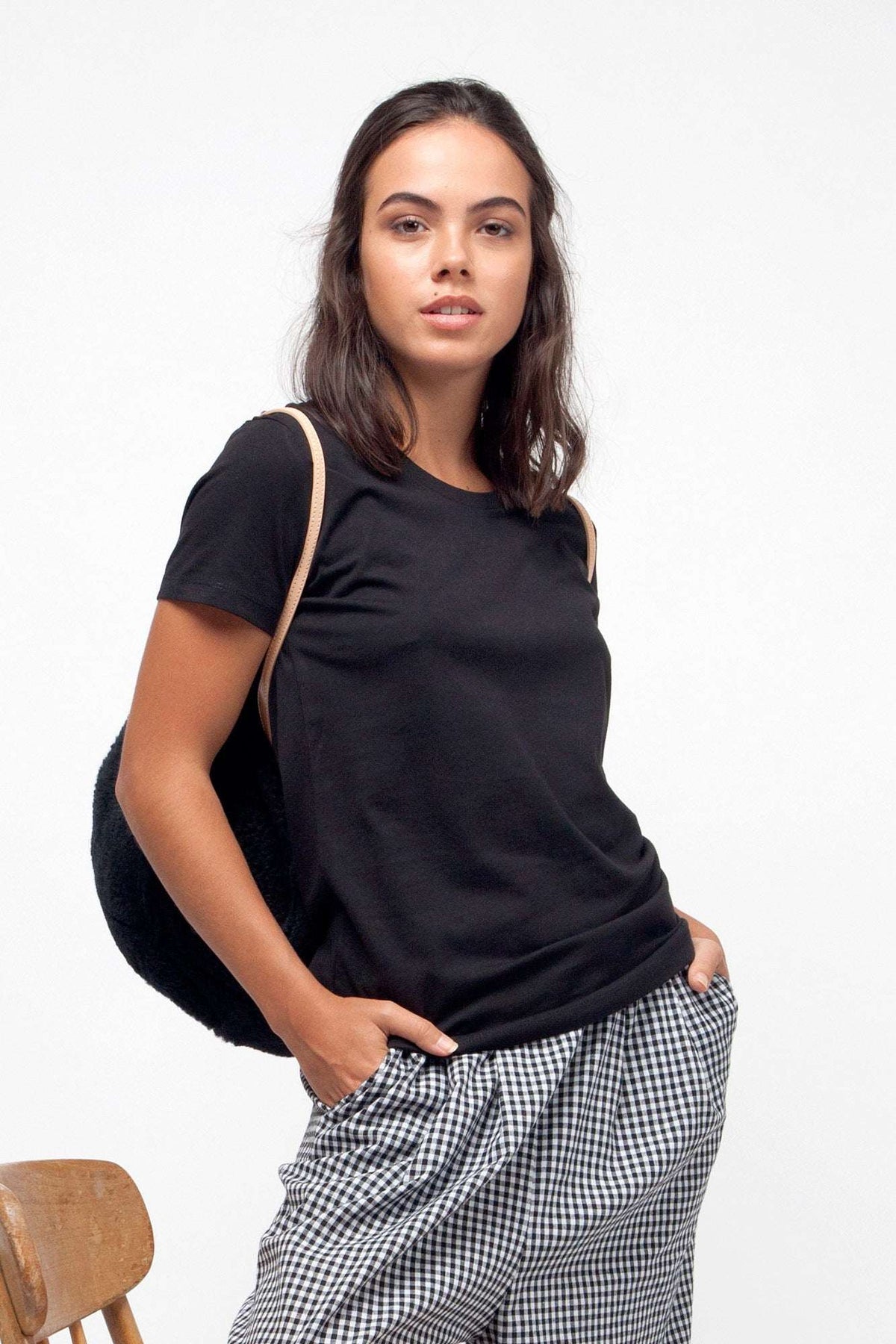 W-STTW172-Basic-T-Shirt-aus-Bio-Baumwolle-Produktionsschritte-Bio-Kleidung-CASSIMA-Black-Vorne4