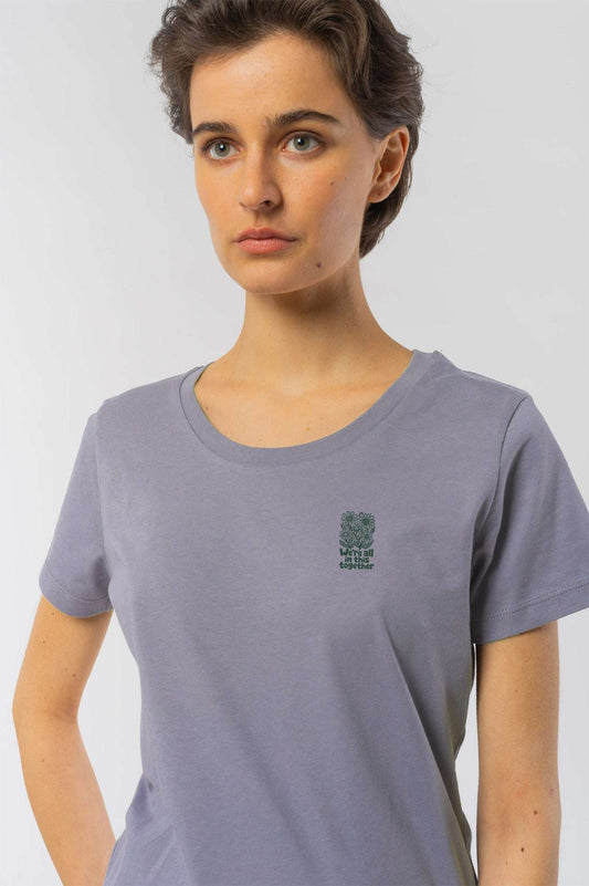 Damen-T-Shirt flieder am Model mit kleinem grünen Brustmotiv.