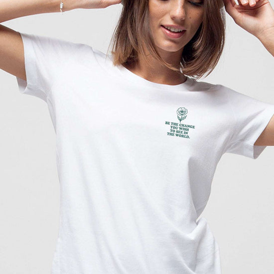 Weißes Damen-T-Shirt mit Blumenaufdruck auf der Brust, lässig getragen