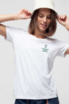Weißes Damen-T-Shirt mit Blumenaufdruck auf der Brust, lässig getragen