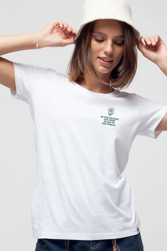 Weißes Damen-T-Shirt mit Blumenaufdruck auf der Brust, lässig getragen