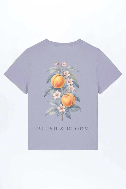 Damen-T-Shirt fliederfarben mit Pfirsich-Blumenmotiv und Aufschrift „Blush & Bloom“