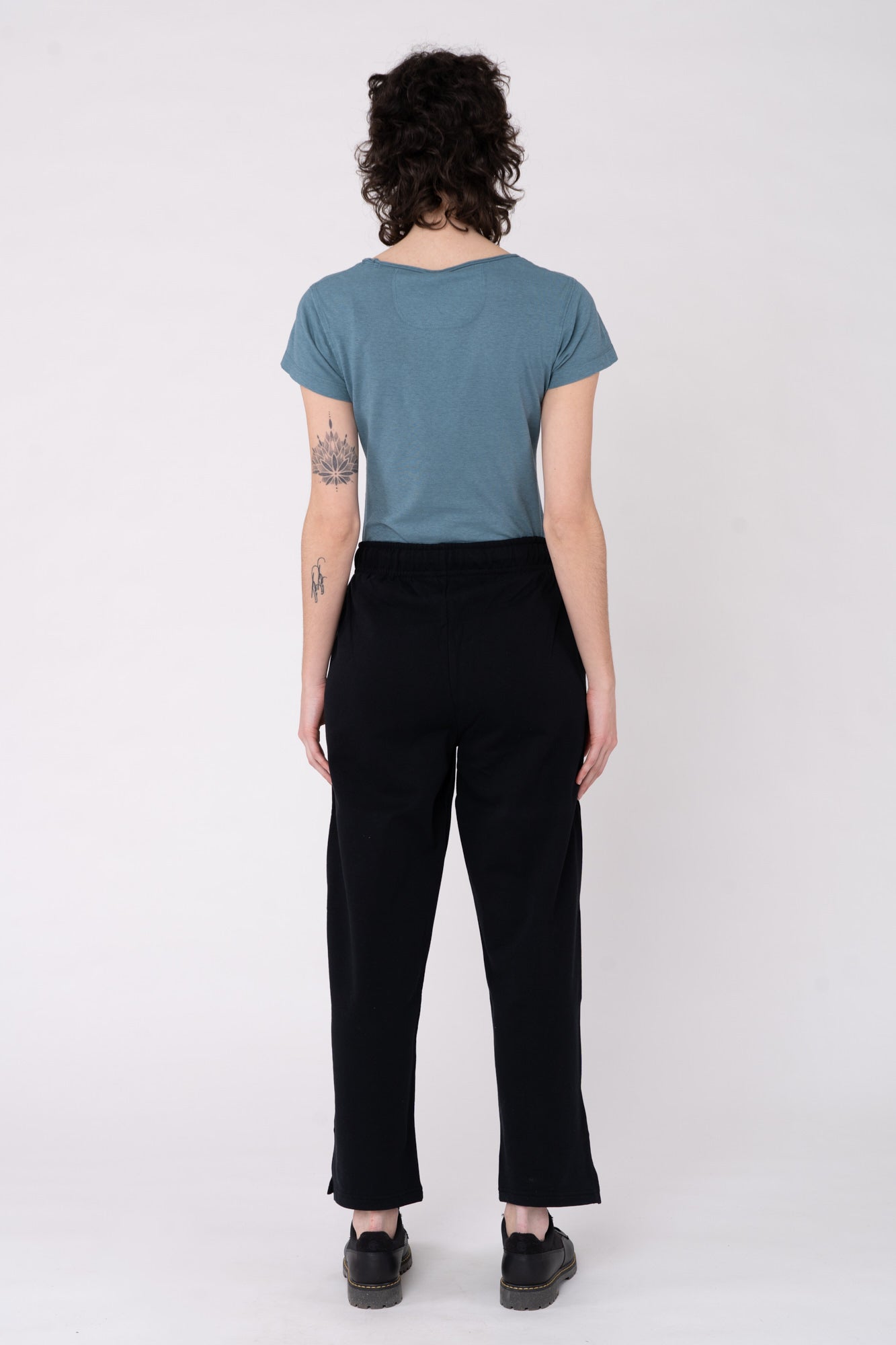 W-T435UU-NY1-12-Black-Vorne1