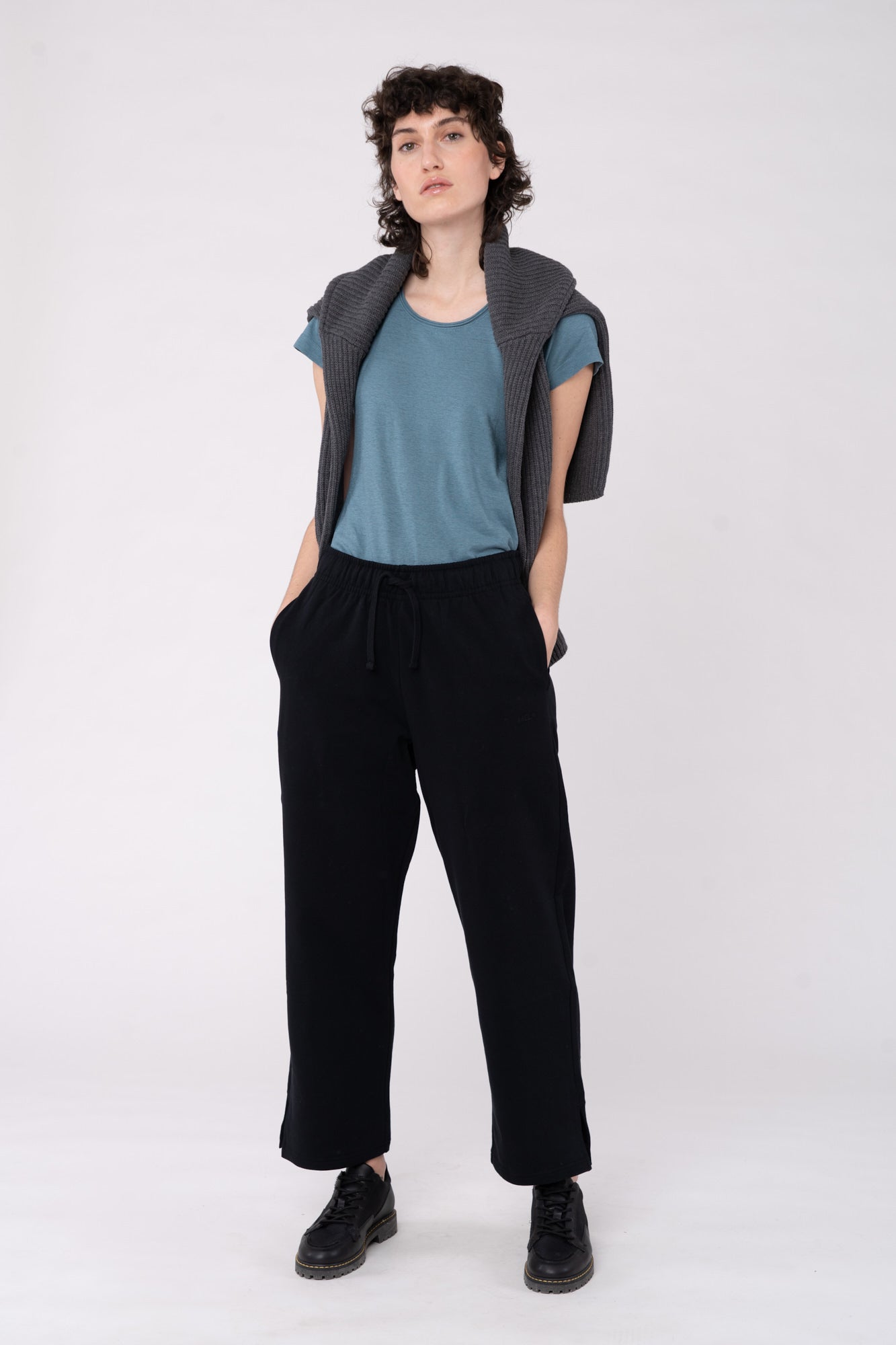 W-T435UU-NY1-12-Black-Vorne4
