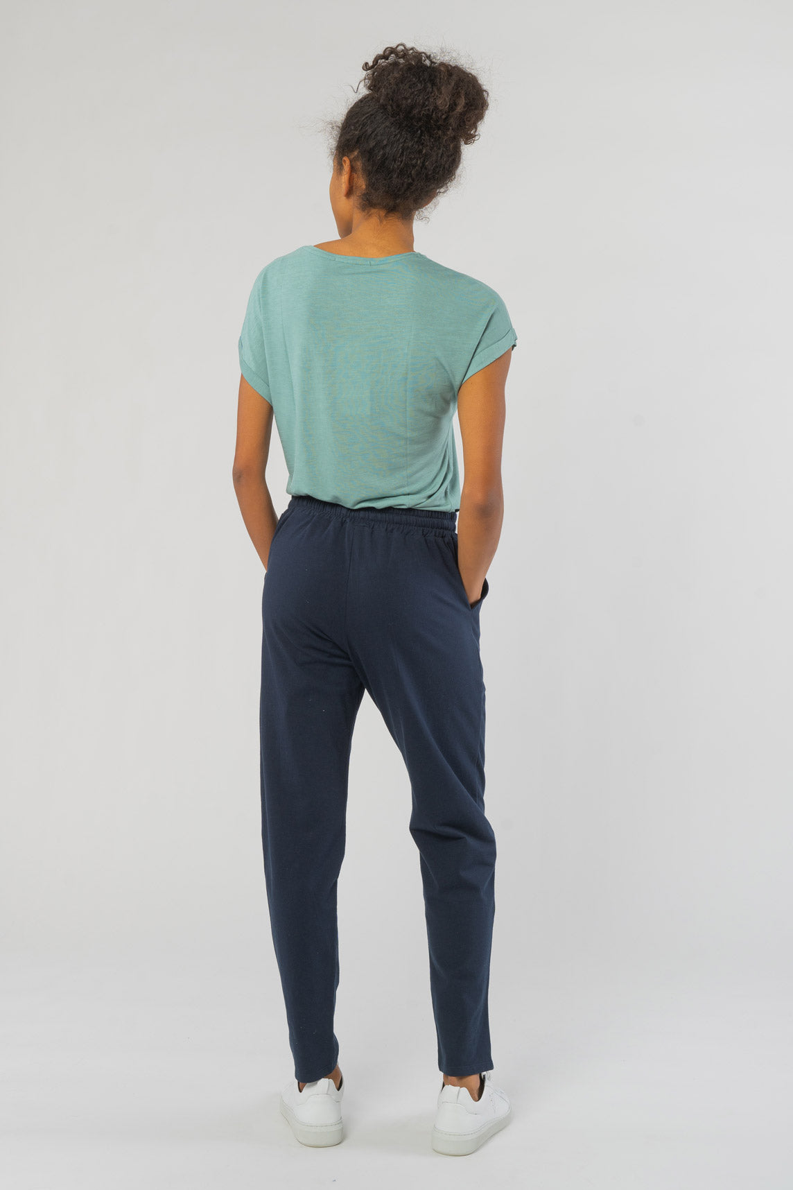 W-T435UU-Sasha-Trousers-aus-Bio-Baumwolle-Bio-Bekleidung-Frauen-SASHA-Navy-Vorne2
