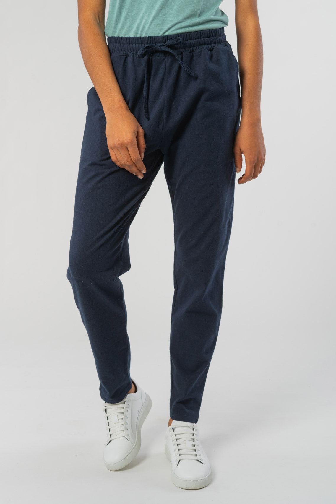 W-T435UU-Sasha-Trousers-aus-Bio-Baumwolle-Bio-Bekleidung-Frauen-SASHA-Navy-Vorne3