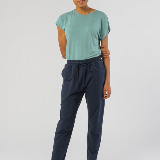 W-T435UU-Sasha-Trousers-aus-Bio-Baumwolle-Bio-Bekleidung-Frauen-SASHA-Navy-Vorne5