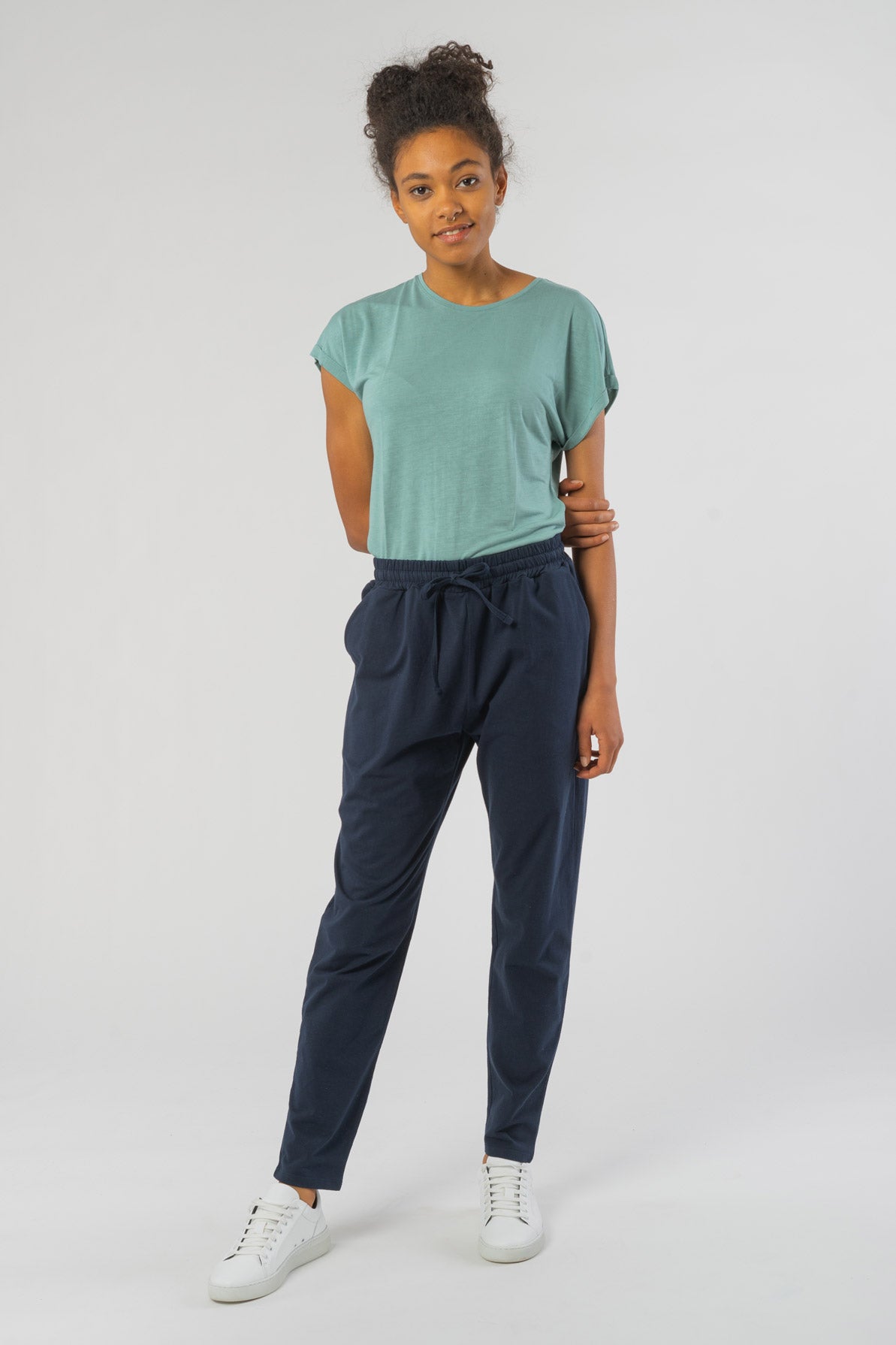 W-T435UU-Sasha-Trousers-aus-Bio-Baumwolle-Bio-Bekleidung-Frauen-SASHA-Navy-Vorne5