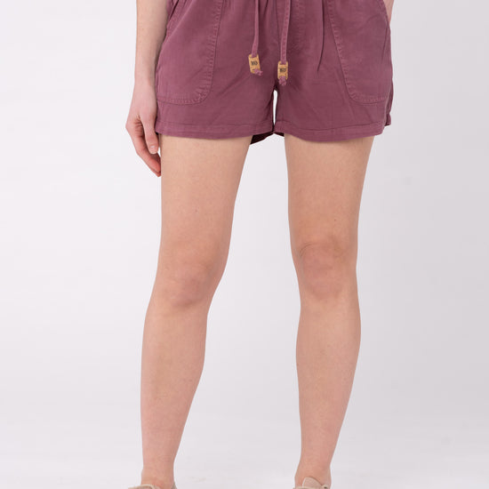 W-TCW1285-INSTOW-Short-aus-Lyocell-Bio-Baumwoll-Kleidung-ALDANIA-Crushed-Berry-Vorne1