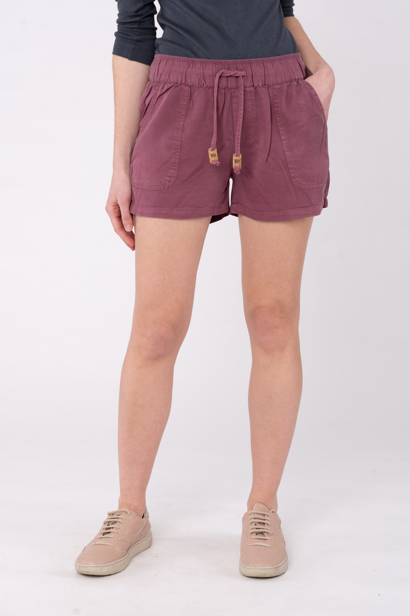 W-TCW1285-INSTOW-Short-aus-Lyocell-Bio-Baumwoll-Kleidung-ALDANIA-Crushed-Berry-Vorne1