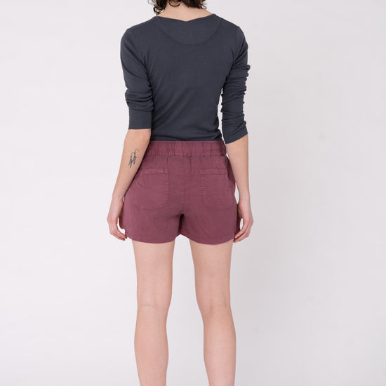 W-TCW1285-INSTOW-Short-aus-Lyocell-Bio-Baumwoll-Kleidung-ALDANIA-Crushed-Berry-Vorne4