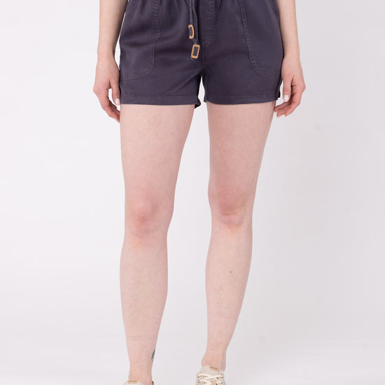 W-TCW1285-INSTOW-Short-aus-Lyocell-Bio-Baumwoll-Kleidung-ALDANIA-Periscope-Grey-Vorne4