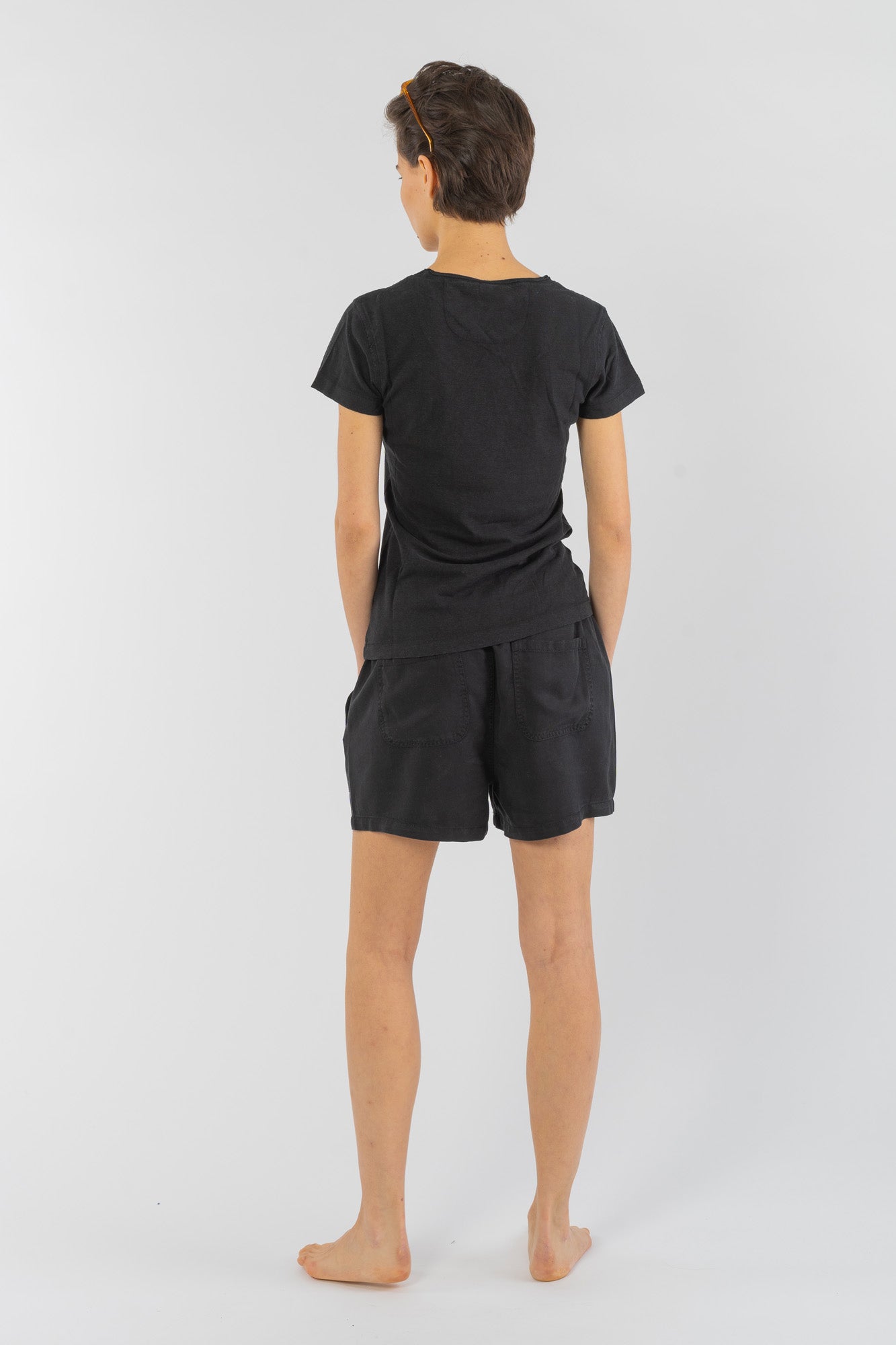 W-TCW1285-Instow-Short-aus-TENCEL-Naturmode-Online-Frauen-VIRPI-Meteroite-Black-Vorne18ah1oFl1SnvMz