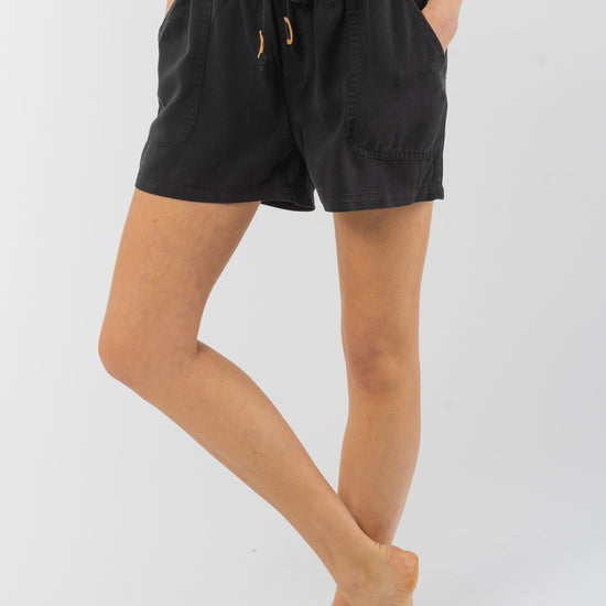 W-TCW1285-Instow-Short-aus-TENCEL-Naturmode-Online-Frauen-VIRPI-Meteroite-Black-Vorne2rU8yTWO1uv9sD