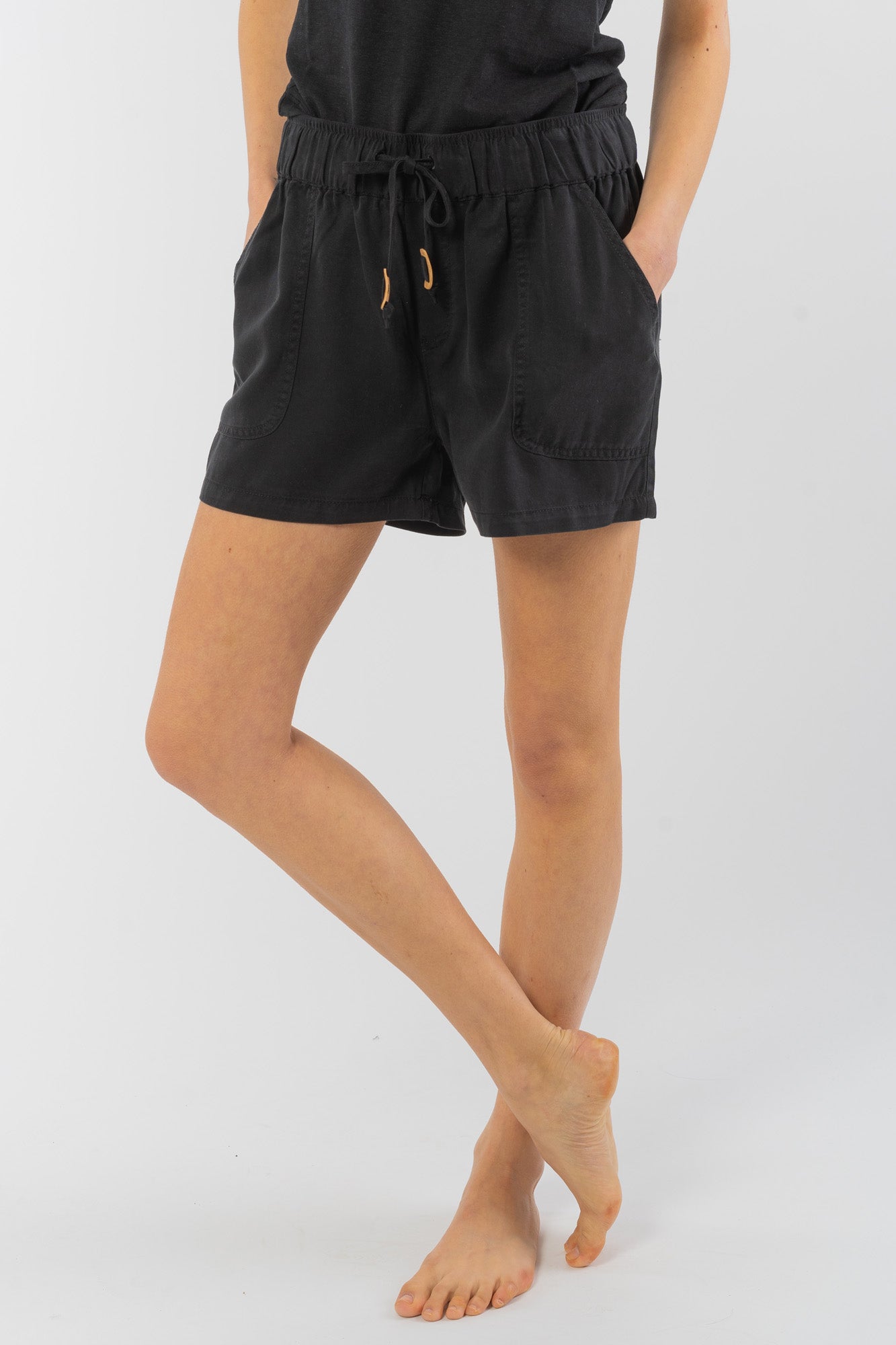 W-TCW1285-Instow-Short-aus-TENCEL-Naturmode-Online-Frauen-VIRPI-Meteroite-Black-Vorne2rU8yTWO1uv9sD