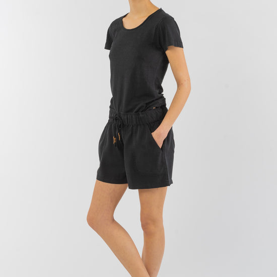 W-TCW1285-Instow-Short-aus-TENCEL-Naturmode-Online-Frauen-VIRPI-Meteroite-Black-Vorne4XC3X4UsS6Bzrf