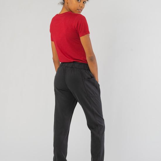 W-TCW1551-Colwood-Jogger-aus-TENCEL-Mode-Onlineshop-Frauen-YUKA-Meteorite-Black-Vorne2