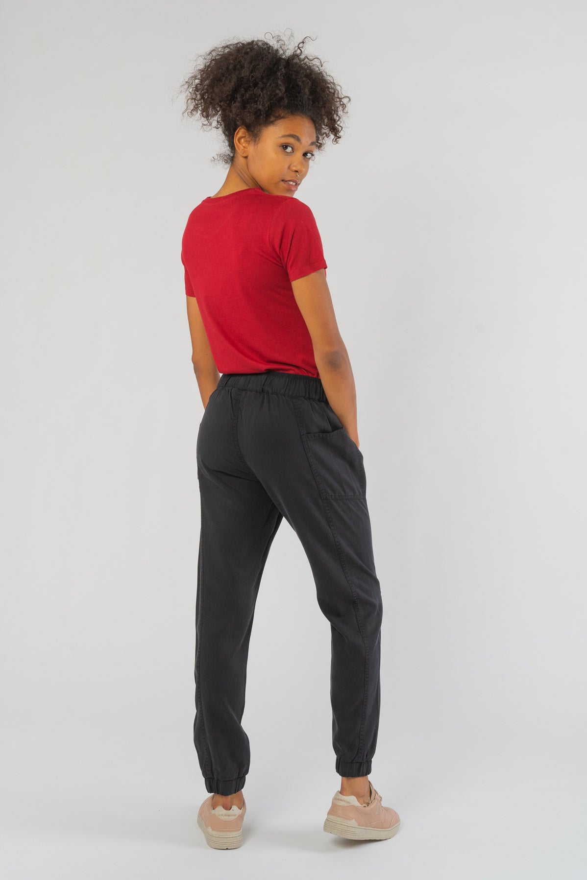W-TCW1551-Colwood-Jogger-aus-TENCEL-Mode-Onlineshop-Frauen-YUKA-Meteorite-Black-Vorne2