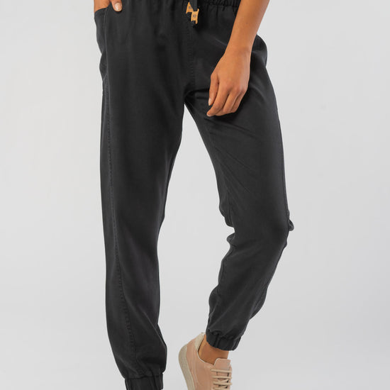 W-TCW1551-Colwood-Jogger-aus-TENCEL-Mode-Onlineshop-Frauen-YUKA-Meteorite-Black-Vorne3