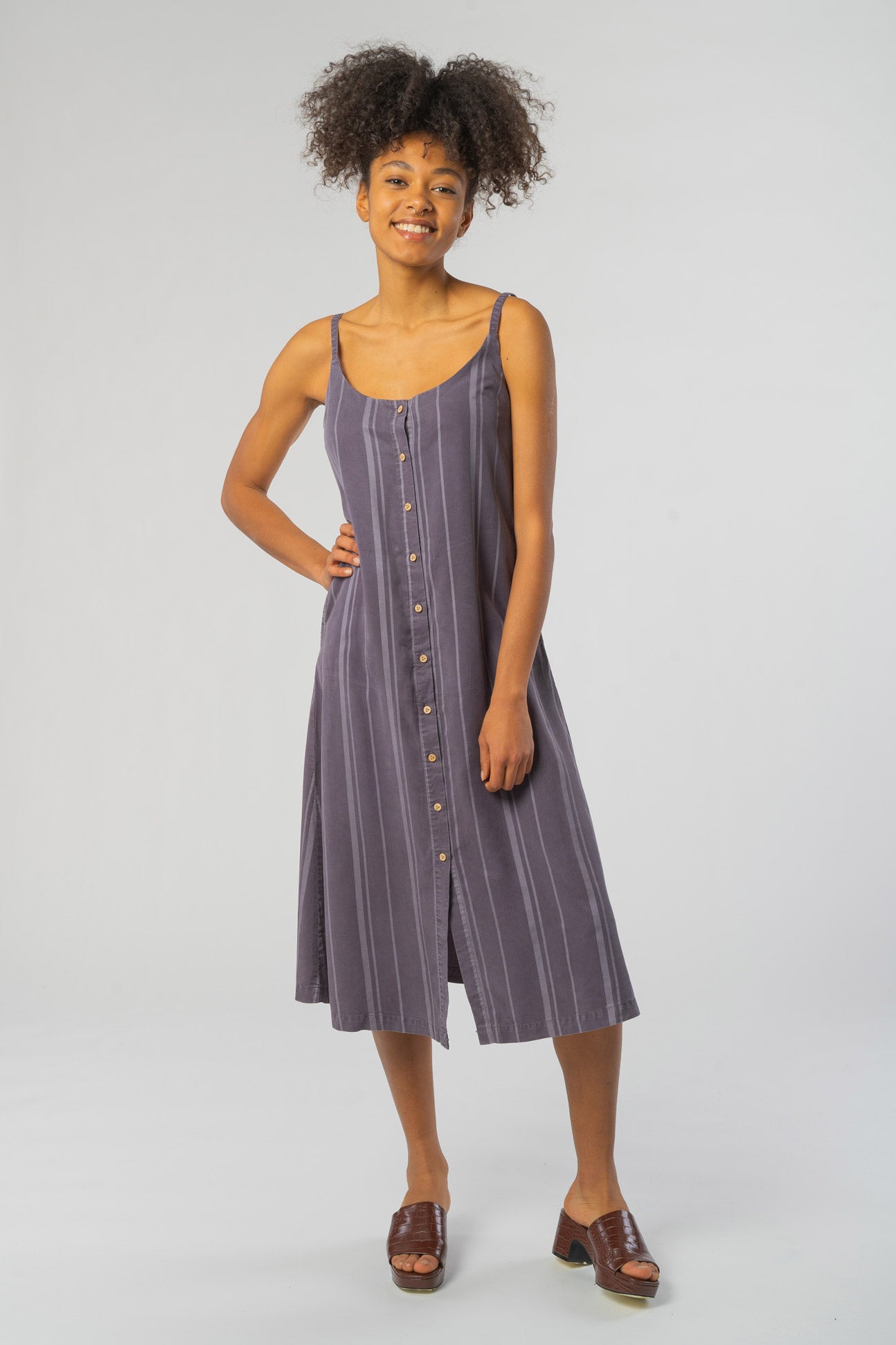 W-TCW3379-Maxi-Dress-aus-TENCEL-Fair-Trade-Sweatshirt-Frauen-VIKA-Periscope-Grey-Breeze-Stripe-Vorne2