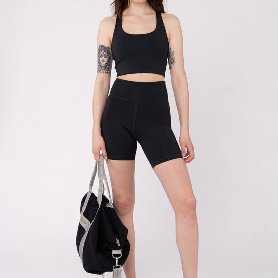 W-TCW3888-INMOTION-Top-aus-Recyceltem-Polyester-Fashion-Klamotten-GEGENLA-Meteorite-Black-Vorne1