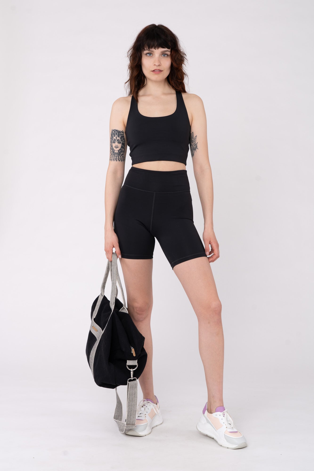 W-TCW3888-INMOTION-Top-aus-Recyceltem-Polyester-Fashion-Klamotten-GEGENLA-Meteorite-Black-Vorne1