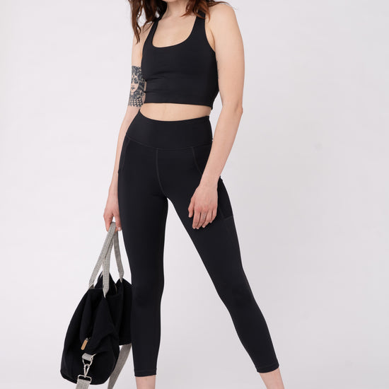 W-TCW3888-INMOTION-Top-aus-Recyceltem-Polyester-Fashion-Klamotten-GEGENLA-Meteorite-Black-Vorne2