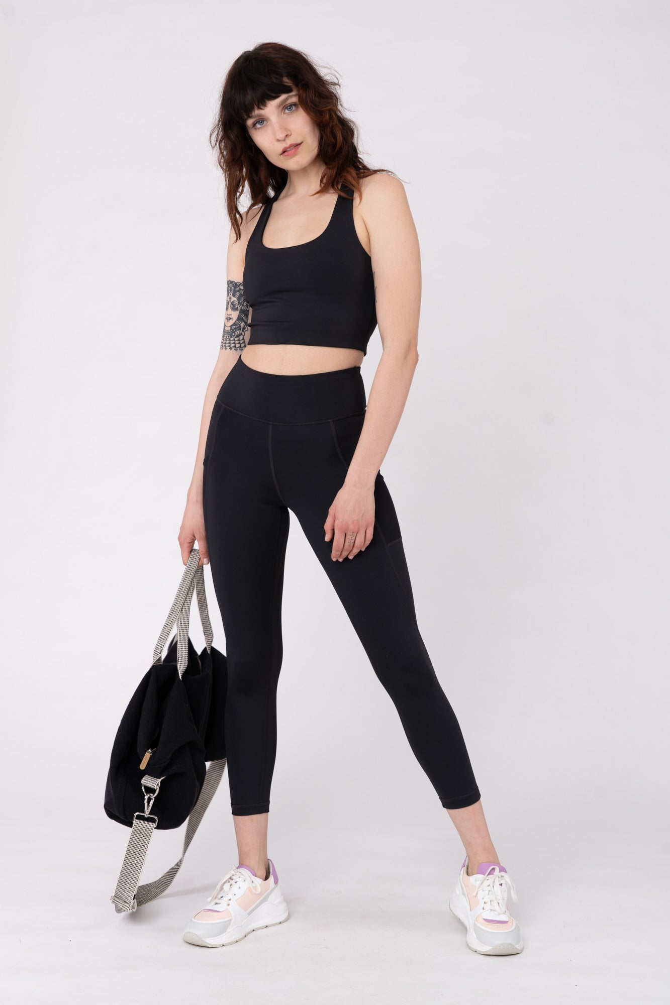 W-TCW3888-INMOTION-Top-aus-Recyceltem-Polyester-Fashion-Klamotten-GEGENLA-Meteorite-Black-Vorne2
