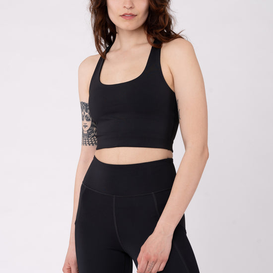 W-TCW3888-INMOTION-Top-aus-Recyceltem-Polyester-Fashion-Klamotten-GEGENLA-Meteorite-Black-Vorne4