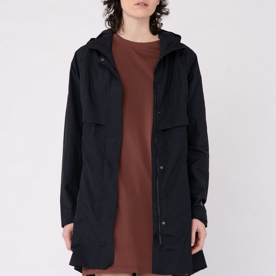 W-TCW4649-Lange-Regenjacke-aus-Recyceltem-Polyester-Faire-Trade-Kleidung-ZOMBO-Meteorite-Black-Vorne1