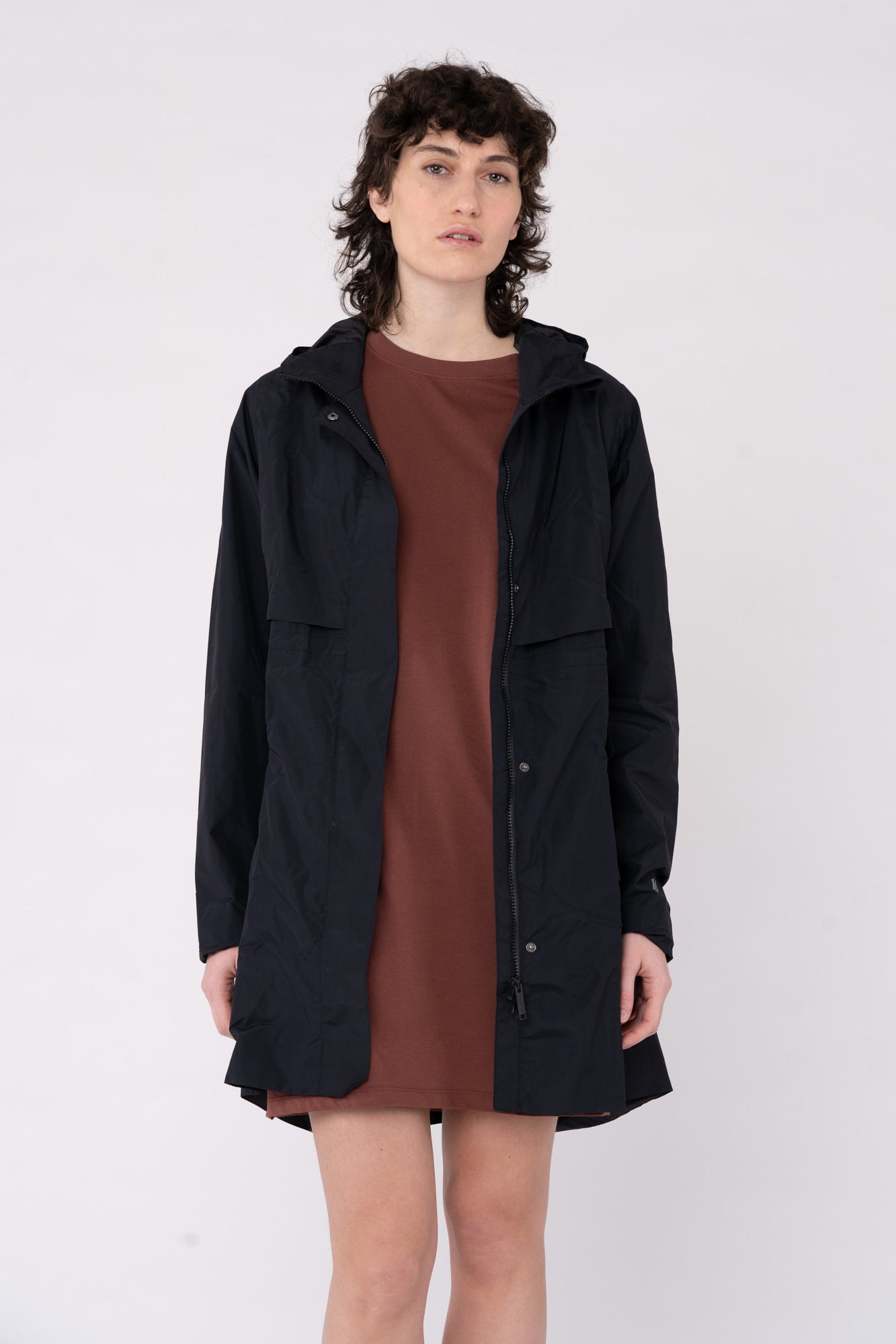 W-TCW4649-Lange-Regenjacke-aus-Recyceltem-Polyester-Faire-Trade-Kleidung-ZOMBO-Meteorite-Black-Vorne1