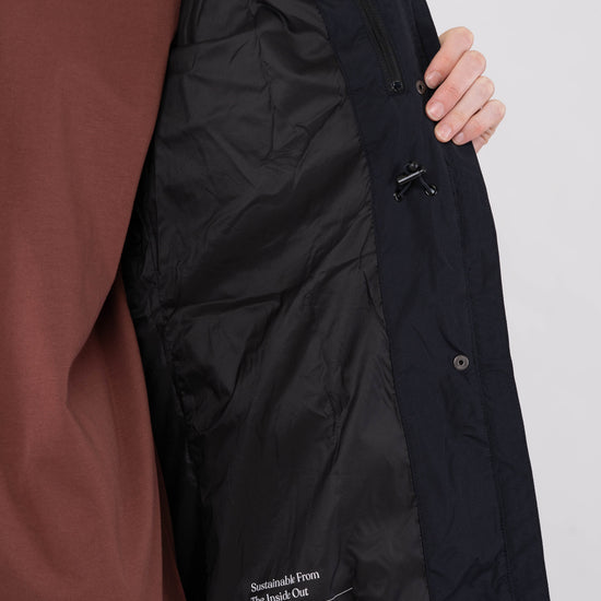 W-TCW4649-Lange-Regenjacke-aus-Recyceltem-Polyester-Faire-Trade-Kleidung-ZOMBO-Meteorite-Black-Vorne2